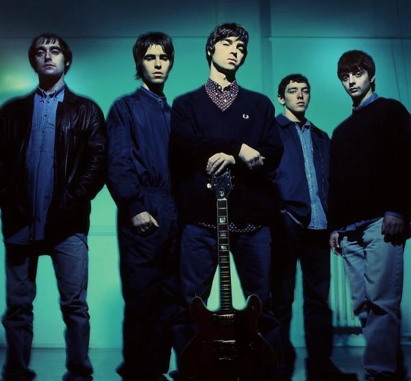 Группы Blur и Oasis горячо боролись в брит-попе 90-х. И однажды перенесли бой на футбольное поле